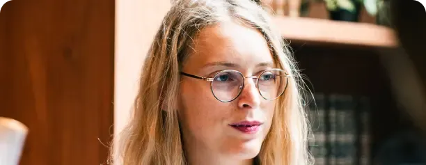 Photo d'une séance de coaching sportif en plein air avec un homme